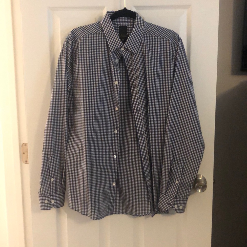 H&M Plaid men’s dress shirt.